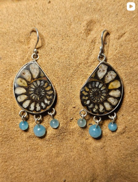 Boucles d'oreilles ammonite et larimar, création Serena Carniel, atelier d'Essaouira